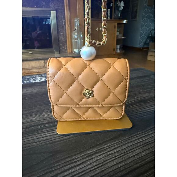 NWT Alyssa Quilted Tan Pearl Unique Middle Chain Crossbody - Picture 5 of 7